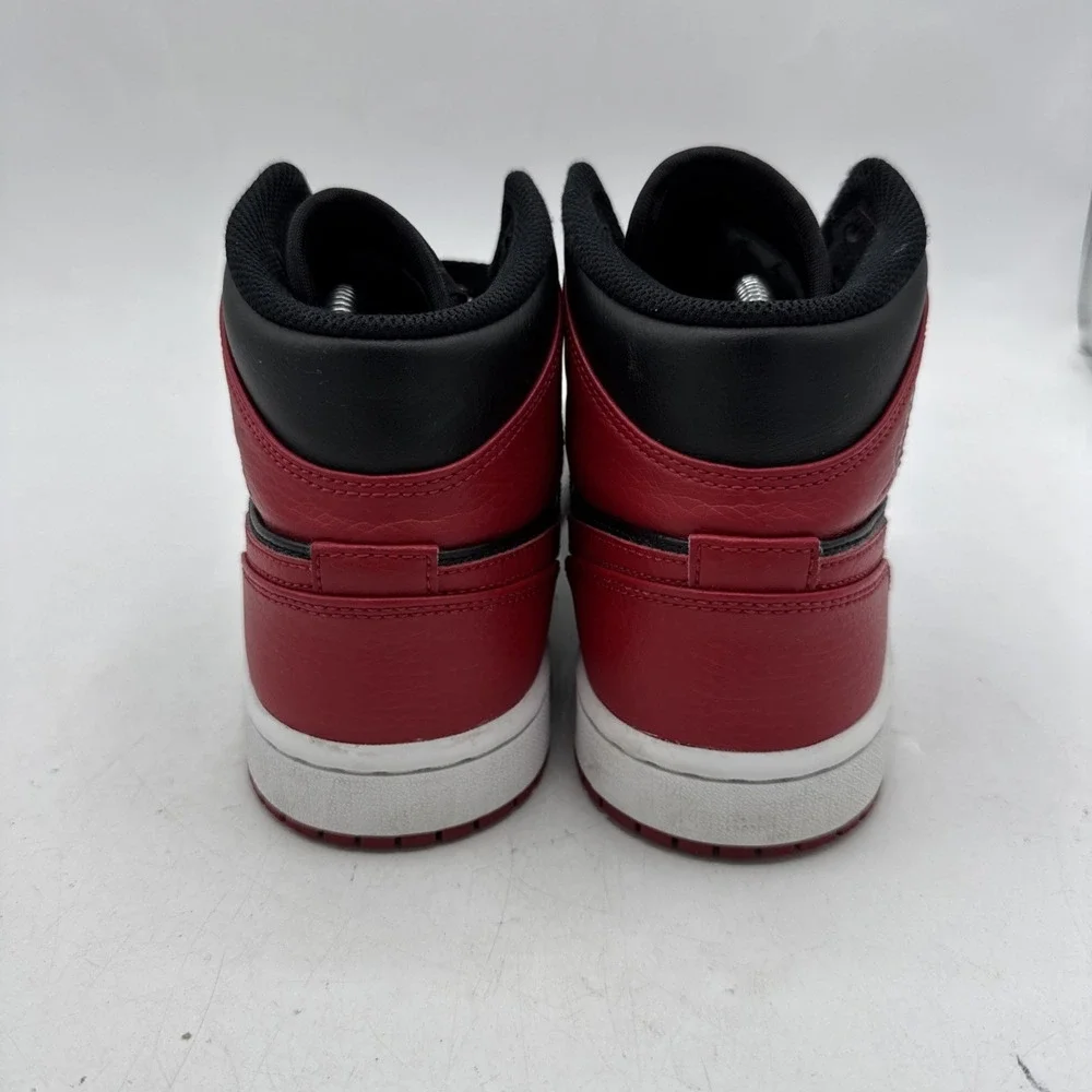 Jordan 1 Mid Mens 7.5 Banned Bred Black Red Bulls Retro 554724-074 Sneakers‎